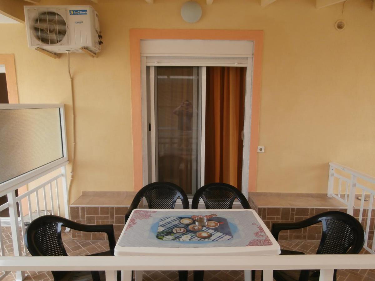 Villa Finikas Vrasná Exterior foto